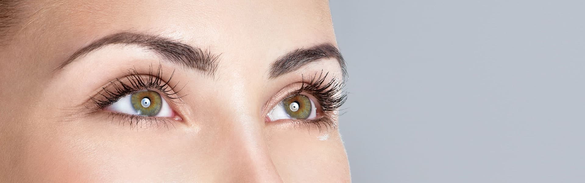 ¿Buscas un resultado natural para tus cejas? Ven a vernos